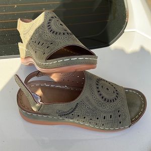 BRAND NEW w/o tags women’s adjustable sandals Size 7